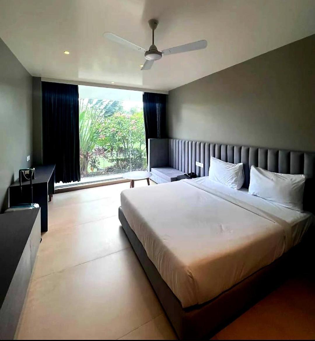 The Democracy Hotel & Resorts Nashik Buitenkant foto