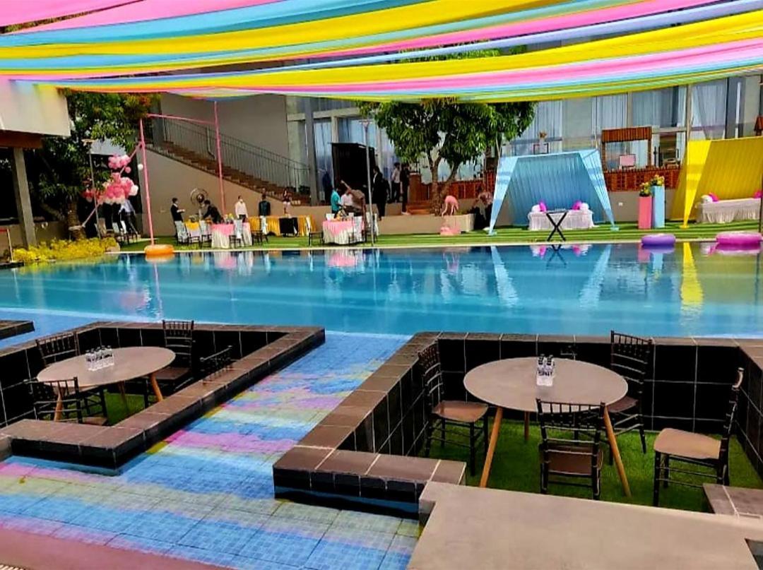 The Democracy Hotel & Resorts Nashik Buitenkant foto